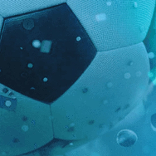 كرة القدم 2026 - لقطة مقرّبة لكرة مبللة بقطرات الماء